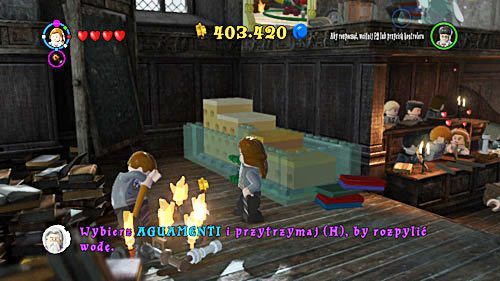 Na końcu sali znajdziemy ucznia, który został otoczony przez płomienie - Lekcja 4 - nauka zaklęcia Aguamenti | Znajdźki - Rok 6 - LEGO Harry Potter: Lata 5-7 - poradnik do gry