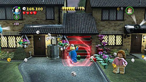 W garażu po lewej stronie, do którego otwarcia niezbędna jest czarna magia, znajdziemy elementy rakiety - Siedmiu Harrych | Znajdźki - Rok 7 | LEGO Harry Potter Lata 5-7 - LEGO Harry Potter: Lata 5-7 - poradnik do gry