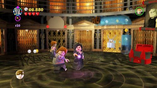 Ucznia znajdziemy zamkniętego w windzie po lewej stronie - Magia to potęga | Znajdźki - Rok 7 | LEGO Harry Potter Lata 5-7 - LEGO Harry Potter: Lata 5-7 - poradnik do gry