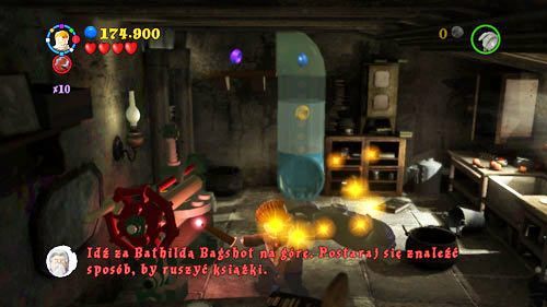 Szton Bathilda (Wąż) otrzymamy gdy dostaniemy się do pomieszczenia za czarno-czerwonymi drzwiami, w środku znajdziemy dysk z pomarańczową obwódką - W Śmiertelnym niebezpieczeństwie | Znajdźki - Rok 7 | LEGO Harry Potter Lata 5-7 - LEGO Harry Potter: Lata 5-7 - poradnik do gry