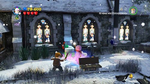 Pierwszą cześć herbu dostaniemy za ułożenie na grobach pięciu kwiatów - W Śmiertelnym niebezpieczeństwie | Znajdźki - Rok 7 | LEGO Harry Potter Lata 5-7 - LEGO Harry Potter: Lata 5-7 - poradnik do gry