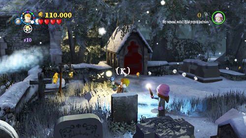 Po otwarciu bramy z lewej strony zabieramy wygaszaczem światło i zanosimy je do lampy przy czerwonej ścianie - W Śmiertelnym niebezpieczeństwie | Znajdźki - Rok 7 | LEGO Harry Potter Lata 5-7 - LEGO Harry Potter: Lata 5-7 - poradnik do gry