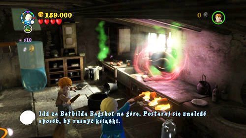 Po dotarci do domu starszej pani przechodzimy przez czerwono-czarne drzwi na parterze - W Śmiertelnym niebezpieczeństwie | Znajdźki - Rok 7 | LEGO Harry Potter Lata 5-7 - LEGO Harry Potter: Lata 5-7 - poradnik do gry