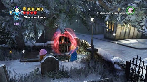 Na cmentarzu przechodzimy do końca w prawo gdzie znajdziemy ucznia za kratą, kratę niszczymy czarną magią - W Śmiertelnym niebezpieczeństwie | Znajdźki - Rok 7 | LEGO Harry Potter Lata 5-7 - LEGO Harry Potter: Lata 5-7 - poradnik do gry