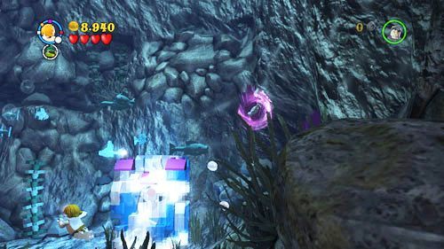 Podczas kruszenia lodu, w którym znajduje się miecz możemy prześnić młotek dalej na ścianę po prawej i zniszczyć znajdujący się tam lód, za co otrzymamy szton Harry (Medalion) - Miecz i medalion | Znajdźki - Rok 7 | LEGO Harry Potter Lata 5-7 - LEGO Harry Potter: Lata 5-7 - poradnik do gry