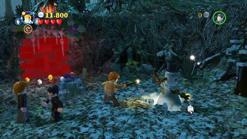 Szton Ron (Bielizna) otrzymamy po wyjęciu bałwana ze śniegu, znajdziemy go po prawej stronie - Miecz i medalion | Znajdźki - Rok 7 | LEGO Harry Potter Lata 5-7 - LEGO Harry Potter: Lata 5-7 - poradnik do gry