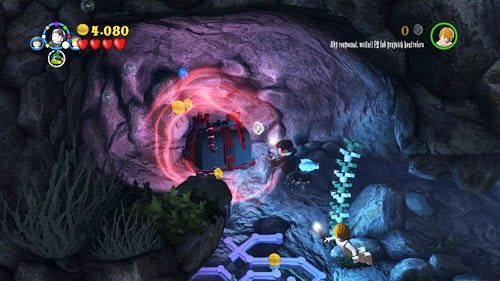 Pod wodą płyniemy w lewo używamy magii LM i przeganiamy pnącza, płyniemy dalej w lewo i w górę - Miecz i medalion | Znajdźki - Rok 7 | LEGO Harry Potter Lata 5-7 - LEGO Harry Potter: Lata 5-7 - poradnik do gry