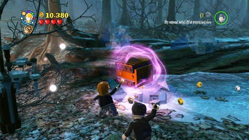 Po wyjściu z wody przechodzimy do końca w głąb ekranu i wyciągamy skrzynkę Weasleów, odpalamy fajerwerki, które zniszczą lód, otrzymamy kolejny herb - Miecz i medalion | Znajdźki - Rok 7 | LEGO Harry Potter Lata 5-7 - LEGO Harry Potter: Lata 5-7 - poradnik do gry