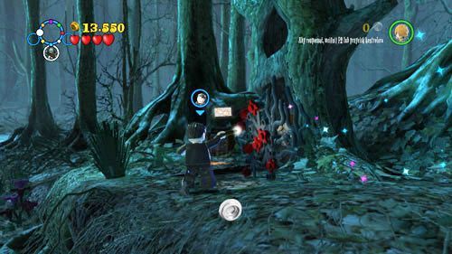 Po tym jak uzyskamy grzyb, wskakujemy na półkę powyżej, przeginamy czarną magią rośliny i uwalniamy kolejnego ucznia - Miecz i medalion | Znajdźki - Rok 7 | LEGO Harry Potter Lata 5-7 - LEGO Harry Potter: Lata 5-7 - poradnik do gry