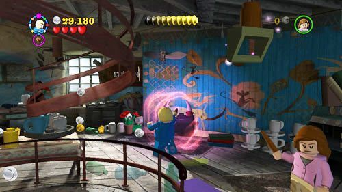 Na parterze znajdziemy skrzynię, otwieramy ją czarną magią - Ekscentryczny pan Lovegood | Znajdźki - Rok 7 | LEGO Harry Potter Lata 5-7 - LEGO Harry Potter: Lata 5-7 - poradnik do gry