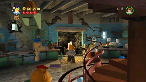 Również na parterze znajdziemy kupkę śmieci obok kominka traktujemy ją magią kilka razy - Ekscentryczny pan Lovegood | Znajdźki - Rok 7 | LEGO Harry Potter Lata 5-7 - LEGO Harry Potter: Lata 5-7 - poradnik do gry