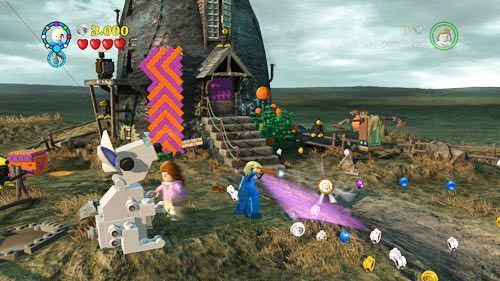 Kiedy jesteśmy w ogrodzie musimy wykopać skrzynię i otworzyć ją za pomocą czarnej magii, następnie zdobyć widmookulary, pozbyć się innych przedmiotów czarną magią - Ekscentryczny pan Lovegood | Znajdźki - Rok 7 | LEGO Harry Potter Lata 5-7 - LEGO Harry Potter: Lata 5-7 - poradnik do gry