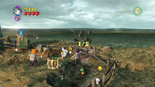 Pierwszą cześć herbu otrzymamy za przegonienie pięciu wron siedzących na płocie wokół domu Lovegooda - Ekscentryczny pan Lovegood | Znajdźki - Rok 7 | LEGO Harry Potter Lata 5-7 - LEGO Harry Potter: Lata 5-7 - poradnik do gry