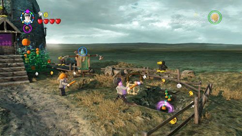 Kolejną cześć otrzymamy za włożenie pięciu marchwi do koszyka, marchwie wyrywamy z ziemi na przeciw wejścia do domu - Ekscentryczny pan Lovegood | Znajdźki - Rok 7 | LEGO Harry Potter Lata 5-7 - LEGO Harry Potter: Lata 5-7 - poradnik do gry