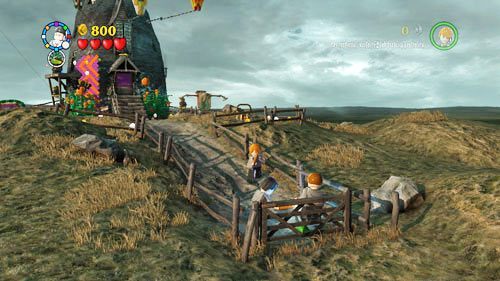 Na końcu ścieżki prowadzącej do domu Lovegooda znajdziemy ucznia, którego uwolnimy z diabelskich pnączy za pomocą magii LM - Ekscentryczny pan Lovegood | Znajdźki - Rok 7 | LEGO Harry Potter Lata 5-7 - LEGO Harry Potter: Lata 5-7 - poradnik do gry