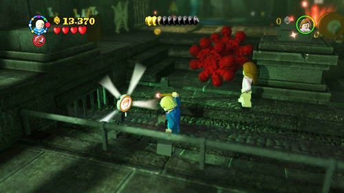 W obniżeniu tym znajdziemy również czarną skrzynię, którą niszczymy przy pomocy czarnej magii - ZGREDEK! | Znajdźki - Rok 7 | LEGO Harry Potter Lata 5-7 - LEGO Harry Potter: Lata 5-7 - poradnik do gry