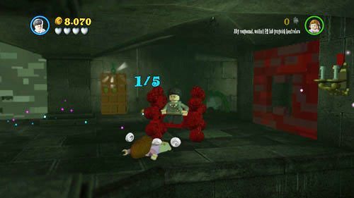 Z prawej strony znajdziemy ścianę z czerwonych klocków - ZGREDEK! | Znajdźki - Rok 7 | LEGO Harry Potter Lata 5-7 - LEGO Harry Potter: Lata 5-7 - poradnik do gry