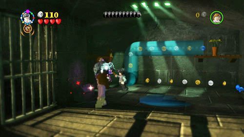 Z lewej strony piwnicy zobaczymy ucznia, unieruchomionego przez srebrne klocki - ZGREDEK! | Znajdźki - Rok 7 | LEGO Harry Potter Lata 5-7 - LEGO Harry Potter: Lata 5-7 - poradnik do gry