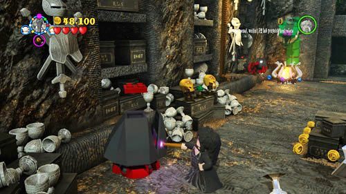 Po lewej stronie skarbca znajdziemy czarny obiekt, które traktujemy czarną magią, za co otrzymamy kolejny herb - Klęska złodzieja | Znajdźki - Rok 7 | LEGO Harry Potter Lata 5-7 - LEGO Harry Potter: Lata 5-7 - poradnik do gry