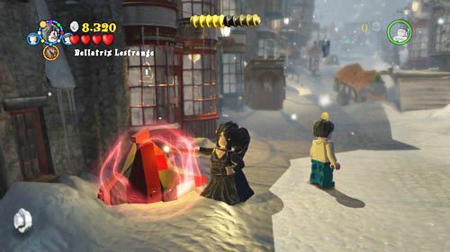 Po zniszczeniu pierwszej bariery w Hogsmeade składamy z pozostałych klocków drewnianą budkę, aby ją otworzyć musimy się nieco wrócić - Powrót do szkoły | Znajdźki - Rok 7 | LEGO Harry Potter Lata 5-7 - LEGO Harry Potter: Lata 5-7 - poradnik do gry