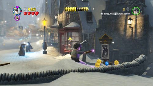 Po trafieniu na ulicę Hogsmeade, za strzelenie z różdżki do trzech listów gończych z podobizną Harrego otrzymamy pierwszą cześć herbu - Powrót do szkoły | Znajdźki - Rok 7 | LEGO Harry Potter Lata 5-7 - LEGO Harry Potter: Lata 5-7 - poradnik do gry
