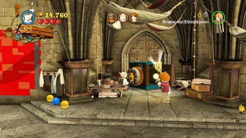 Po powrocie do szkoły trafiamy do sali życzeń, gdzie znajdziemy sejf, wybieramy postać z kluczem i otwieramy go - Powrót do szkoły | Znajdźki - Rok 7 | LEGO Harry Potter Lata 5-7 - LEGO Harry Potter: Lata 5-7 - poradnik do gry