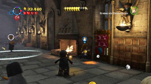 Po prawej stronie wielkiej sali zauważyć możemy półkę z książkami, po jej otwarciu zdobędziemy ostatni herb - Powrót do szkoły | Znajdźki - Rok 7 | LEGO Harry Potter Lata 5-7 - LEGO Harry Potter: Lata 5-7 - poradnik do gry