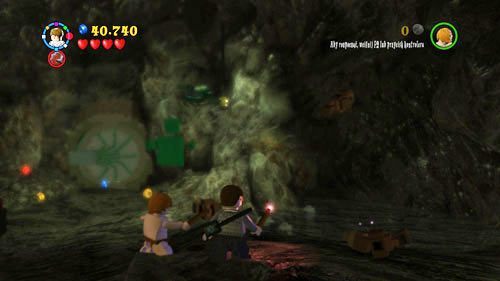 Przed drzwiami z wężami prowadzącymi do Komnaty Tajemnic jest mały staw, a w okół niego leżą ryby - Paląc mosty | Znajdźki - Rok 7 | LEGO Harry Potter Lata 5-7 - LEGO Harry Potter: Lata 5-7 - poradnik do gry