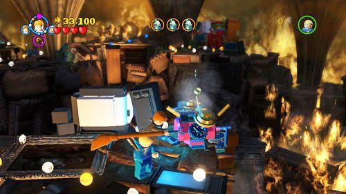 Gdy latamy już na miotłach podlatujemy do platformy po prawej stronie - Szatańska pożoga | Znajdźki - Rok 7 | LEGO Harry Potter Lata 5-7 - LEGO Harry Potter: Lata 5-7 - poradnik do gry