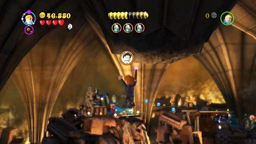 Latając na miotłach podlatujemy do platformy z lewej strony - Szatańska pożoga | Znajdźki - Rok 7 | LEGO Harry Potter Lata 5-7 - LEGO Harry Potter: Lata 5-7 - poradnik do gry