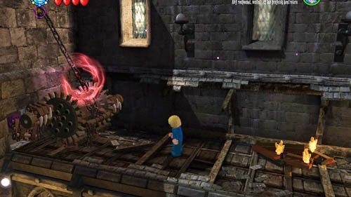 Po otwarciu bramy na początku etapu, musimy ponownie ją zamknąć używając tego samego mechanizmu co wcześniej - Łzy Snapea | Znajdźki - Rok 7 | LEGO Harry Potter Lata 5-7 - LEGO Harry Potter: Lata 5-7 - poradnik do gry