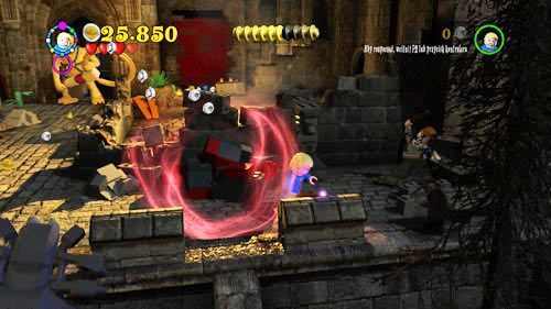 Tuż przed zmierzeniem się z gigantem blokującym nam drogę możemy przejść do końca w prawo, gdzie dostrzeżemy ucznia - Łzy Snapea | Znajdźki - Rok 7 | LEGO Harry Potter Lata 5-7 - LEGO Harry Potter: Lata 5-7 - poradnik do gry