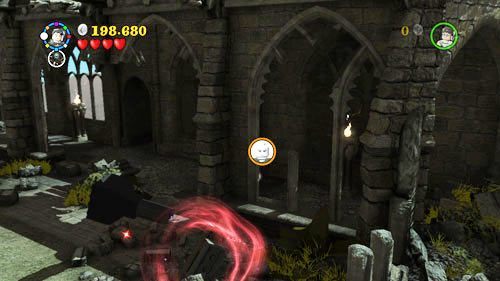 Podczas walki Harrego z Voldemortem możemy przejść się korytarzem, nieco w prawo gdzie znajdziemy szton Lord Voldermort - Luka w planie | Znajdźki - Rok 7 | LEGO Harry Potter Lata 5-7 - LEGO Harry Potter: Lata 5-7 - poradnik do gry