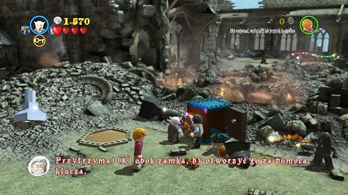 Na początku wyciągamy z gruzów sejf, następnie go otwieramy - Luka w planie | Znajdźki - Rok 7 | LEGO Harry Potter Lata 5-7 - LEGO Harry Potter: Lata 5-7 - poradnik do gry