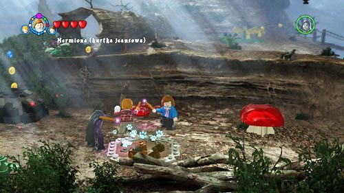 Zagroda Testrali - idziemy w lewo aż dojdziemy do przewróconego pnia, zeskakujemy z krawędzi na niższą lokację, znajdziemy tam miejsce przeznaczone do kopania - Dodatkowe sztony postaci - Hogwart (1) | Dodatkowe znajdźki | LEGO HP Lata 5-7 - LEGO Harry Potter: Lata 5-7 - poradnik do gry