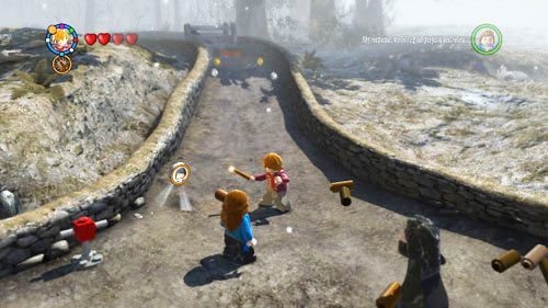 Droga do Hogsmead - na początku znajdziemy beczki ze srebrną kłódką, używamy na nich magii Reducto, wyskoczy uczeń w niebezpieczeństwie - Dodatkowe sztony postaci - Hogwart (1) | Dodatkowe znajdźki | LEGO HP Lata 5-7 - LEGO Harry Potter: Lata 5-7 - poradnik do gry