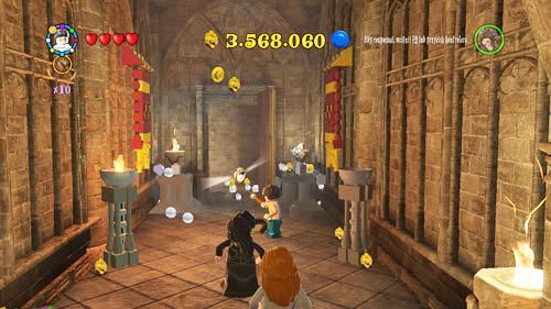 Korytarz do dormitoriów - niszczymy dwa sztandary wiszące obok obrazu Grubej Damy - Dodatkowe sztony postaci - Hogwart (1) | Dodatkowe znajdźki | LEGO HP Lata 5-7 - LEGO Harry Potter: Lata 5-7 - poradnik do gry