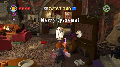 Dormitorium Gryffindoru - po rzuceniu filetową lotką w portret Draco, otrzymamy szton Harry (Piżama) - Dodatkowe sztony postaci - Hogwart (1) | Dodatkowe znajdźki | LEGO HP Lata 5-7 - LEGO Harry Potter: Lata 5-7 - poradnik do gry