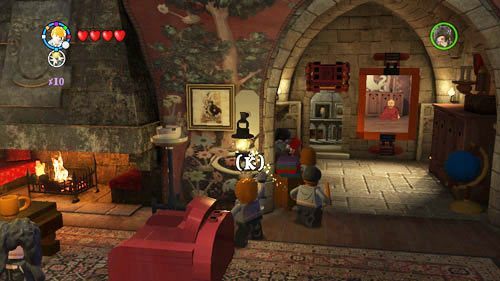 Dormitorium Gryffindoru - za pomocą wygaszacza zabieramy światełko znajdujące się przy kominku i zanosimy je do portretu po lewej stronie pomieszczenia - Dodatkowe sztony postaci - Hogwart (2) | Dodatkowe znajdźki | LEGO HP Lata 5-7 - LEGO Harry Potter: Lata 5-7 - poradnik do gry