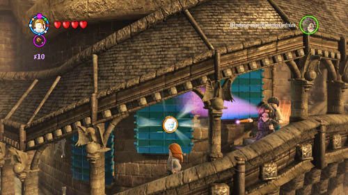 Dormitorium Ravenclaw - niszczymy wszystkie znajdujące się tam srebrne przedmioty, cały czas idziemy po schodach do góry, kiedy zniszczymy ostatni srebrny przedmiot po środku w oknie pojawi się szton Jęcząca Marta - Dodatkowe sztony postaci - Hogwart (2) | Dodatkowe znajdźki | LEGO HP Lata 5-7 - LEGO Harry Potter: Lata 5-7 - poradnik do gry