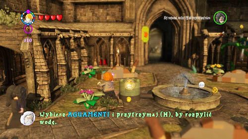 Dziedziniec Weasleów - obok fontanny znajdziemy mały zbiornik wypełniamy go wodą za pomocą magii Aguamenti, dzięki czemu wyłowimy szton Fred (SUM) - Dodatkowe sztony postaci - Hogwart (2) | Dodatkowe znajdźki | LEGO HP Lata 5-7 - LEGO Harry Potter: Lata 5-7 - poradnik do gry