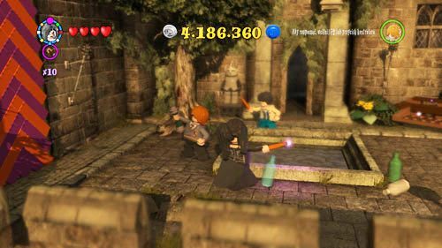 Dziedziniec Weasleów - po lewej stronie zaraz po wejściu znajdziemy kolorową ścianę, po wejściu na samą górę, za pomocą lepkich butów zdobędziemy szton Charlie Weasley - Dodatkowe sztony postaci - Hogwart (2) | Dodatkowe znajdźki | LEGO HP Lata 5-7 - LEGO Harry Potter: Lata 5-7 - poradnik do gry