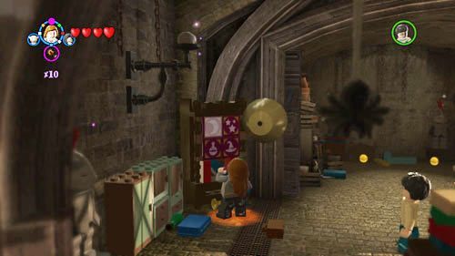 Magazyn Weasleyów - po lewej stronie znajdziemy szafę, kiedy ją otworzymy wyleci szton Argus Filch - Dodatkowe sztony postaci - Hogwart (2) | Dodatkowe znajdźki | LEGO HP Lata 5-7 - LEGO Harry Potter: Lata 5-7 - poradnik do gry
