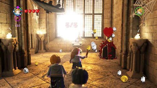 Korytarz siódmego piętra - pod sklepieniem znajdziemy cztery żyrandole, kiedy każdy z nich wprawimy w ruch, otrzymamy szton Cormac McLaggen - Dodatkowe sztony postaci - Hogwart (3) | Dodatkowe znajdźki | LEGO HP Lata 5-7 - LEGO Harry Potter: Lata 5-7 - poradnik do gry