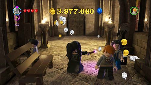 Korytarz siódmego piętra - w przejściu na przeciw drzwi do Komnaty Życzeń znajdziemy po prawej stronie posąg rycerza po trzykrotnym uderzeniu go za pomocą magii odda on szton Vincent Crabbe - Dodatkowe sztony postaci - Hogwart (3) | Dodatkowe znajdźki | LEGO HP Lata 5-7 - LEGO Harry Potter: Lata 5-7 - poradnik do gry