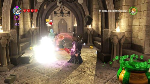 Korytarz siódmego piętra - zaraz po wyjściu od strony Sali Wejściowej, po lewej stronie znajdziemy skrzynię, po jej otwarciu otrzymamy szton Luna (Żółta Suknia) - Dodatkowe sztony postaci - Hogwart (3) | Dodatkowe znajdźki | LEGO HP Lata 5-7 - LEGO Harry Potter: Lata 5-7 - poradnik do gry