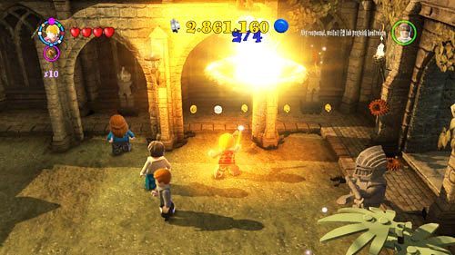 Prawe skrzydło - na łukach wiszą ususzone kwiaty, za pomocą Aguamenti podlewamy je, kiedy wyrosną musimy je zniszczyć, kiedy wykonamy to cztery razy pojawi się szton Rita Skeeter - Dodatkowe sztony postaci - Hogwart (3) | Dodatkowe znajdźki | LEGO HP Lata 5-7 - LEGO Harry Potter: Lata 5-7 - poradnik do gry