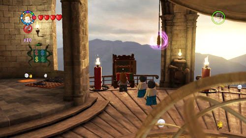 Wieża astronomiczna - z tyłu wierzy znajdziemy szafę, wybieramy Hermionę (niezbędna umiejętność rozwiązywania zagadek z książkami) i otwieramy, wyskoczy szton Grindelwald (Młody) - Dodatkowe sztony postaci - Hogwart (3) | Dodatkowe znajdźki | LEGO HP Lata 5-7 - LEGO Harry Potter: Lata 5-7 - poradnik do gry