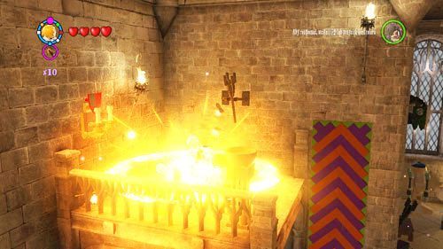 Sala Wejściowa - korzystamy ze skrzynki Weasleyów, aby otrzymać lepkie obuwie, następnie wspinamy się po kolorowej ścianie do góry - Dodatkowe sztony postaci - Hogwart (3) | Dodatkowe znajdźki | LEGO HP Lata 5-7 - LEGO Harry Potter: Lata 5-7 - poradnik do gry