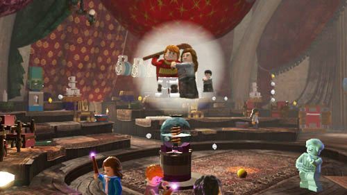 Sala wróżb - po wejściu do sali znajdziemy rozrzucone części maszyny, po jej złożeniu musimy wybrać postać Rona i Nevilla i każdą z nich wrzucić po piłeczce do środka, a otrzymamy szton Neville (Piżama) - Dodatkowe sztony postaci - Hogwart (5) | Dodatkowe znajdźki | LEGO HP Lata 5-7 - LEGO Harry Potter: Lata 5-7 - poradnik do gry